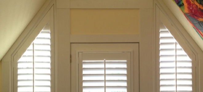 Angled sidelights with a door.